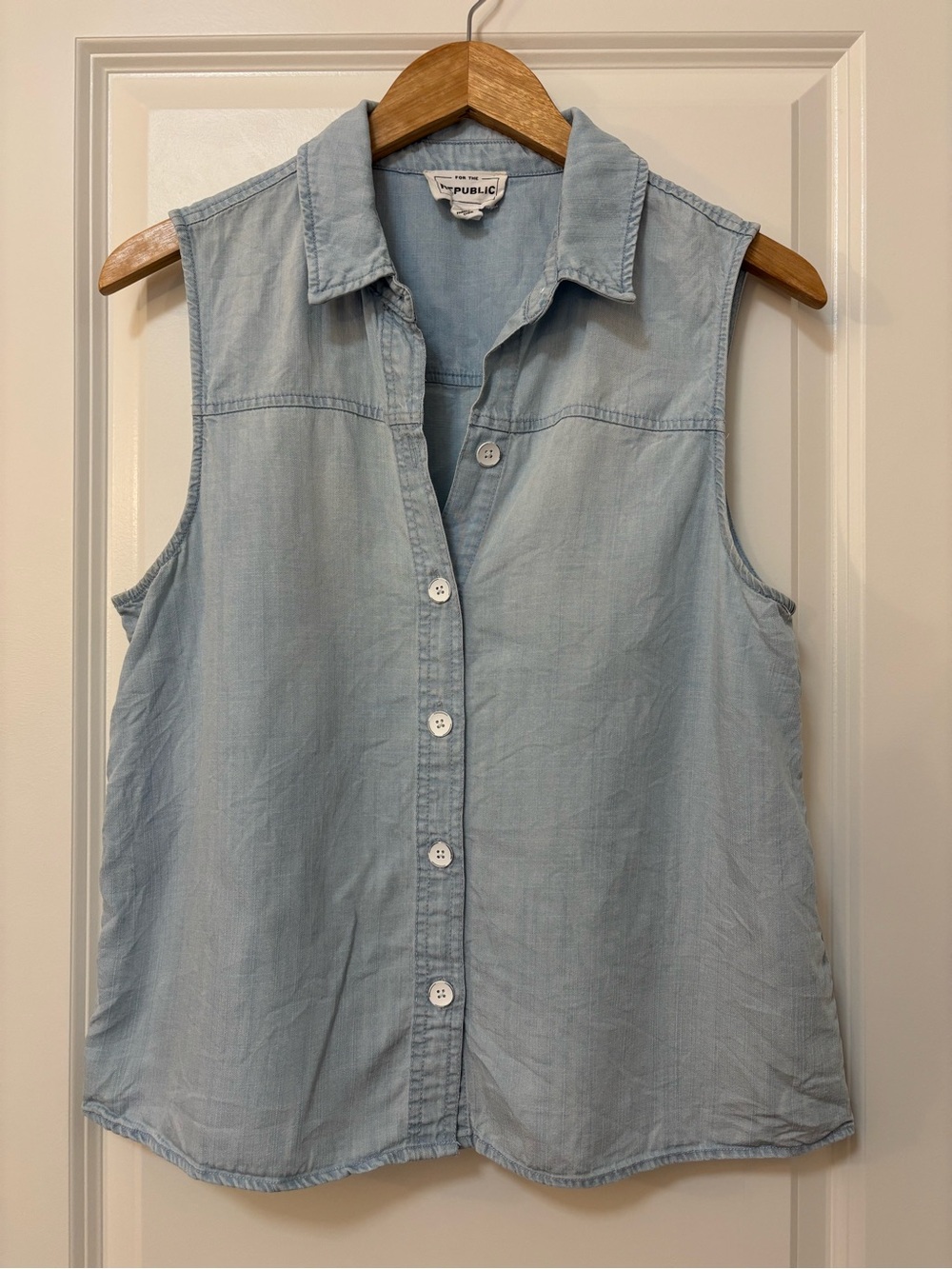 For The Republic Blue Sleeveless Button Front Top, Size M